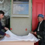 При поддержке «Единой России» в Москаленском районе Омской области установили мемориальную доску бойцу СВО