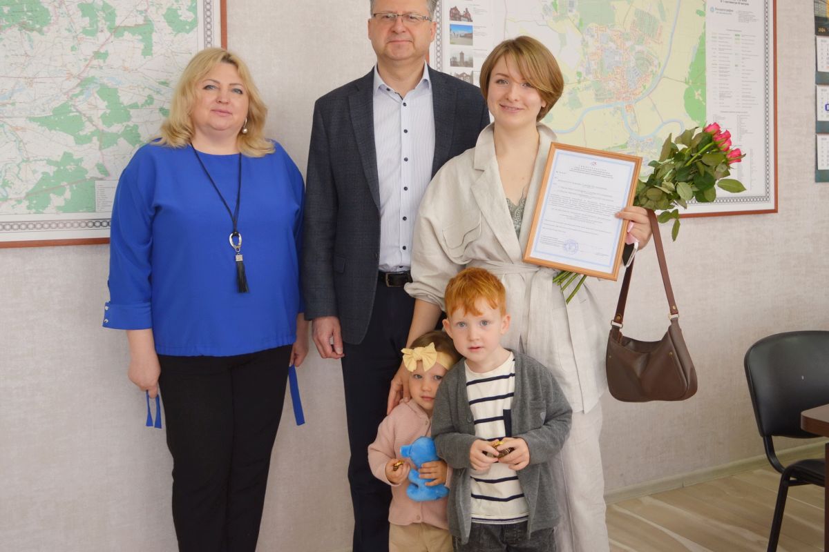 Единороссы поздравили молодую семью, которая в этом году сможет улучшить свои жилищные условия