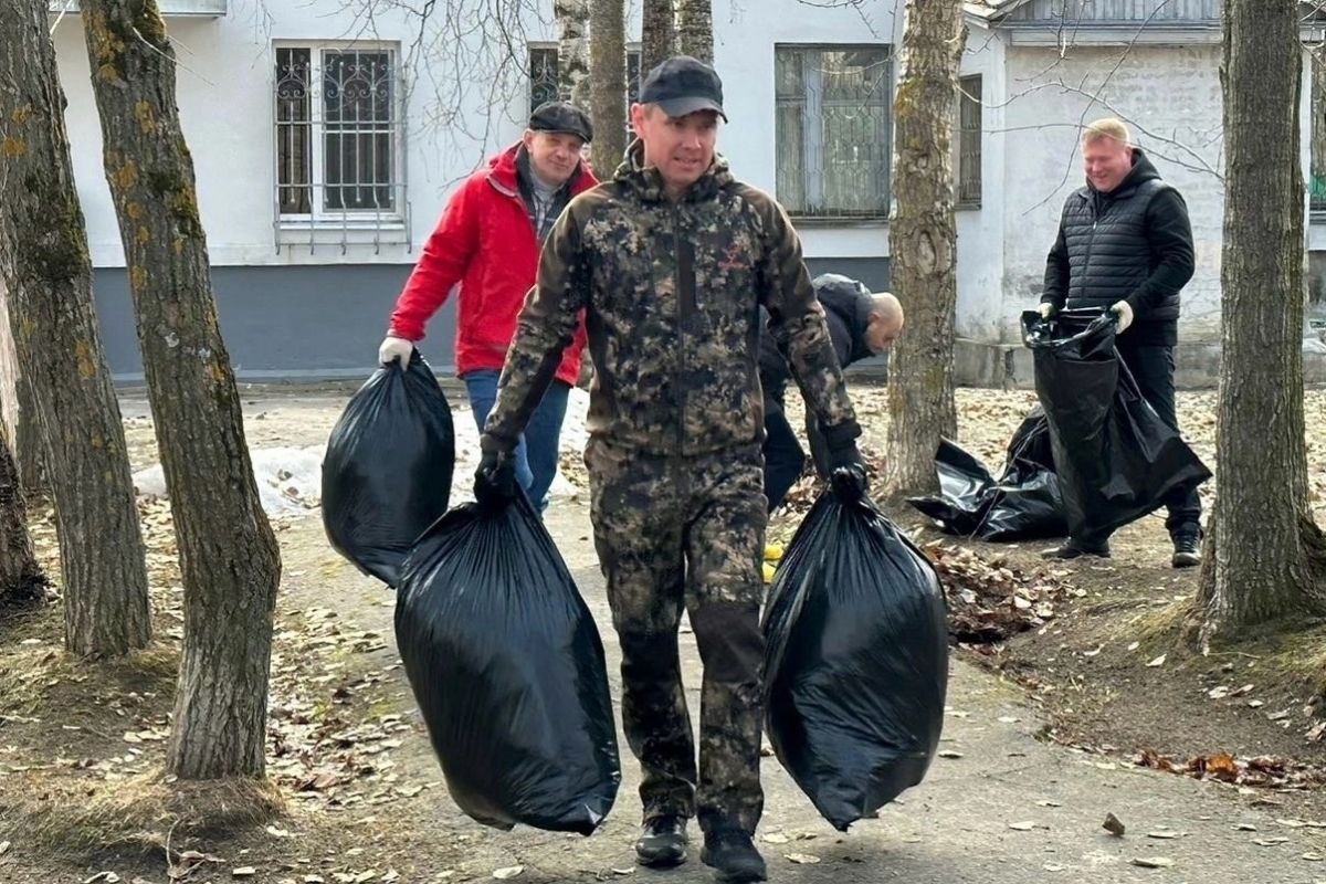 Арсентьев взялся за мусор на улицах города корабелов | 05.05.2024 |  Архангельск - БезФормата