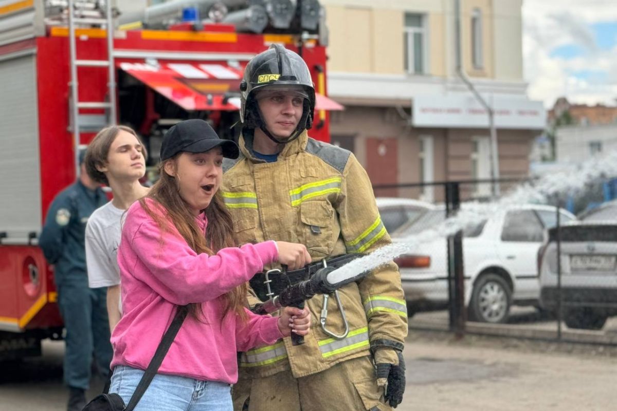 Для благовещенских школьников провели экскурсию в пожарную часть