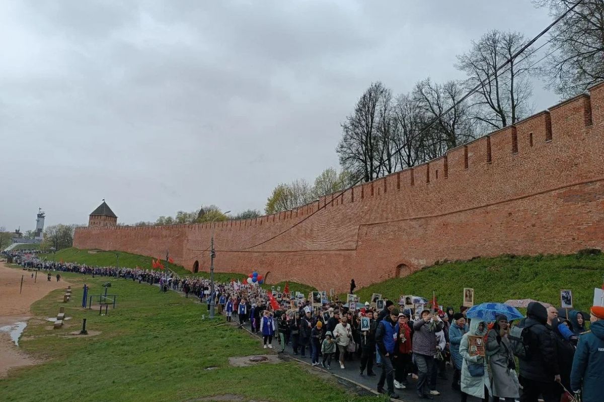 Партийцы пронесли в "Бессмертном полку" фотографии своих Героев