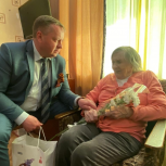 Партийцы поздравляют ветеранов Великой Отечественной войны