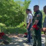 В Саратове возложили цветы к памятнику Пограничникам