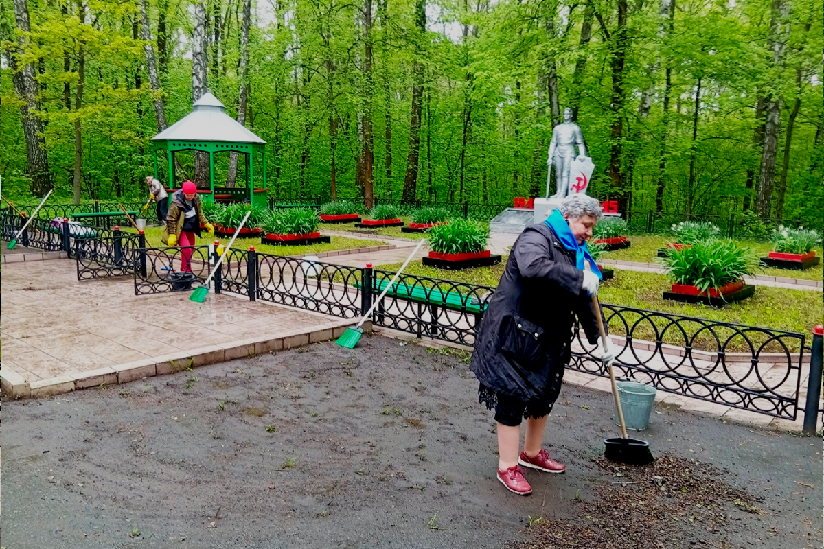 Партийцы продолжают уборку памятников Великой Отечественной войны