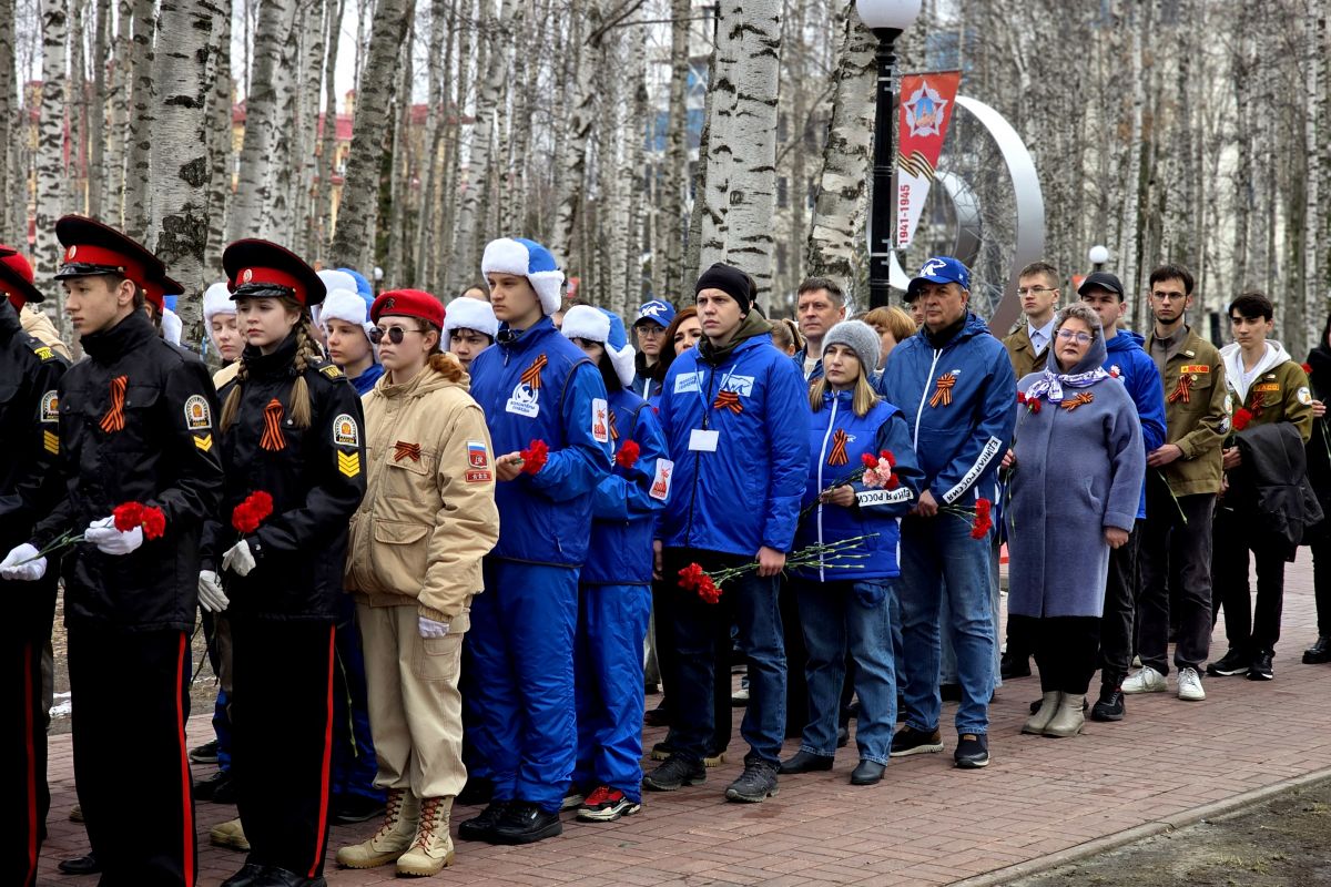 Возложение цветов, выставка техники, флешмобы: единороссы Ханты-Мансийска отметили 1 мая