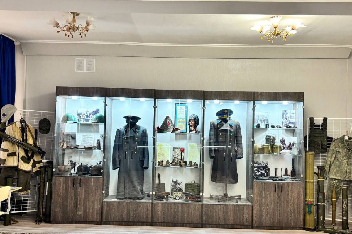 В Луганской школе №55 на средства гранта федерального конкурса «Солдаты Великого Отечества» обновили экспозицию музея