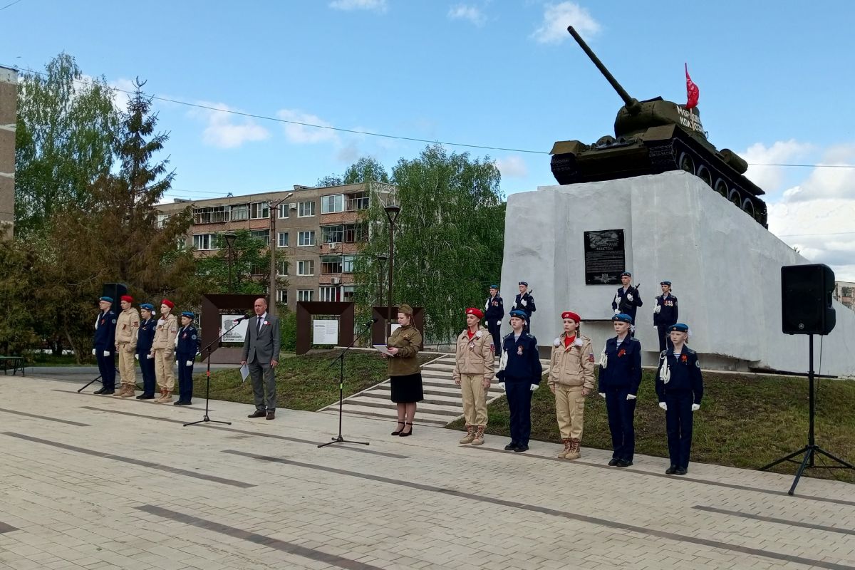 Не смолкнет слава тех великих лет: в Саранске возложили цветы к памятнику «Танк Т-34»
