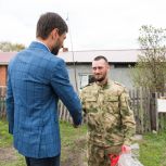 Алексей Синицын поздравил ветерана СВО с годовщиной Победы