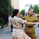«Единая Россия» провела «Вальс Победы» в Курске