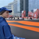 Во Владивостоке активисты «Единой России» развернули 80-метровую Георгиевскую ленту в честь 80-летия Победы