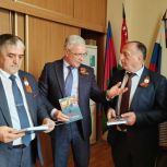 Единороссы пополнили фонд Центра национальных культур в Краснодаре книгами о Героях Великой Отечественной войны и СВО