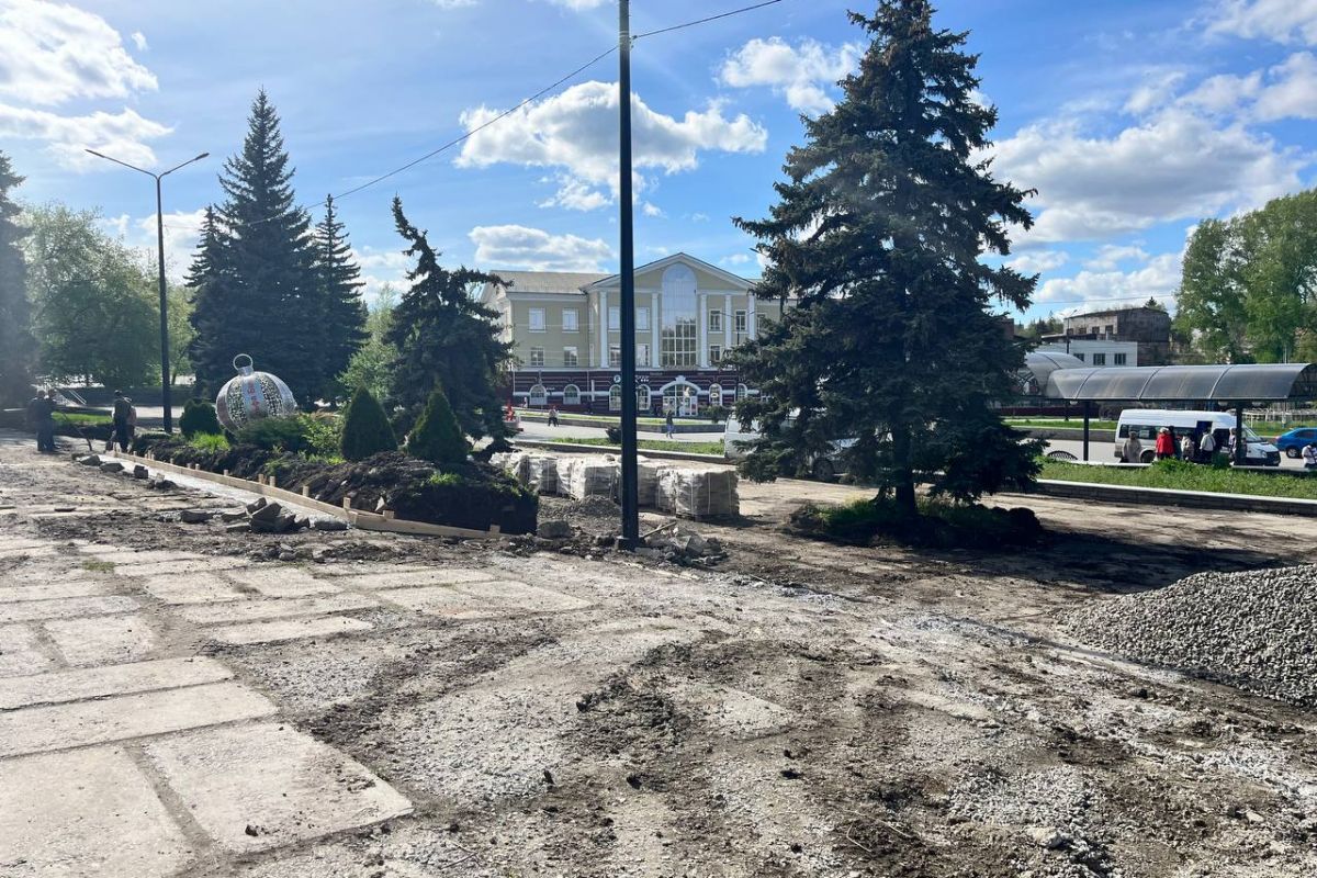 В центре Кыштыма проводятся демонтажные работы на общественной территории