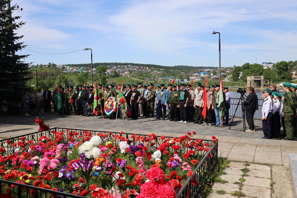 Назепетровские единороссы провели торжественный митинг и поздравили пограничников с их праздником