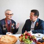 Ильсур Метшин вручил знак и удостоверение «Почетный гражданин Казани» 99-летнему ветерану Каую Хасанову