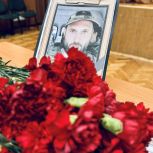 «Единая Россия» открыла в Москве Парту Героя в честь участника СВО