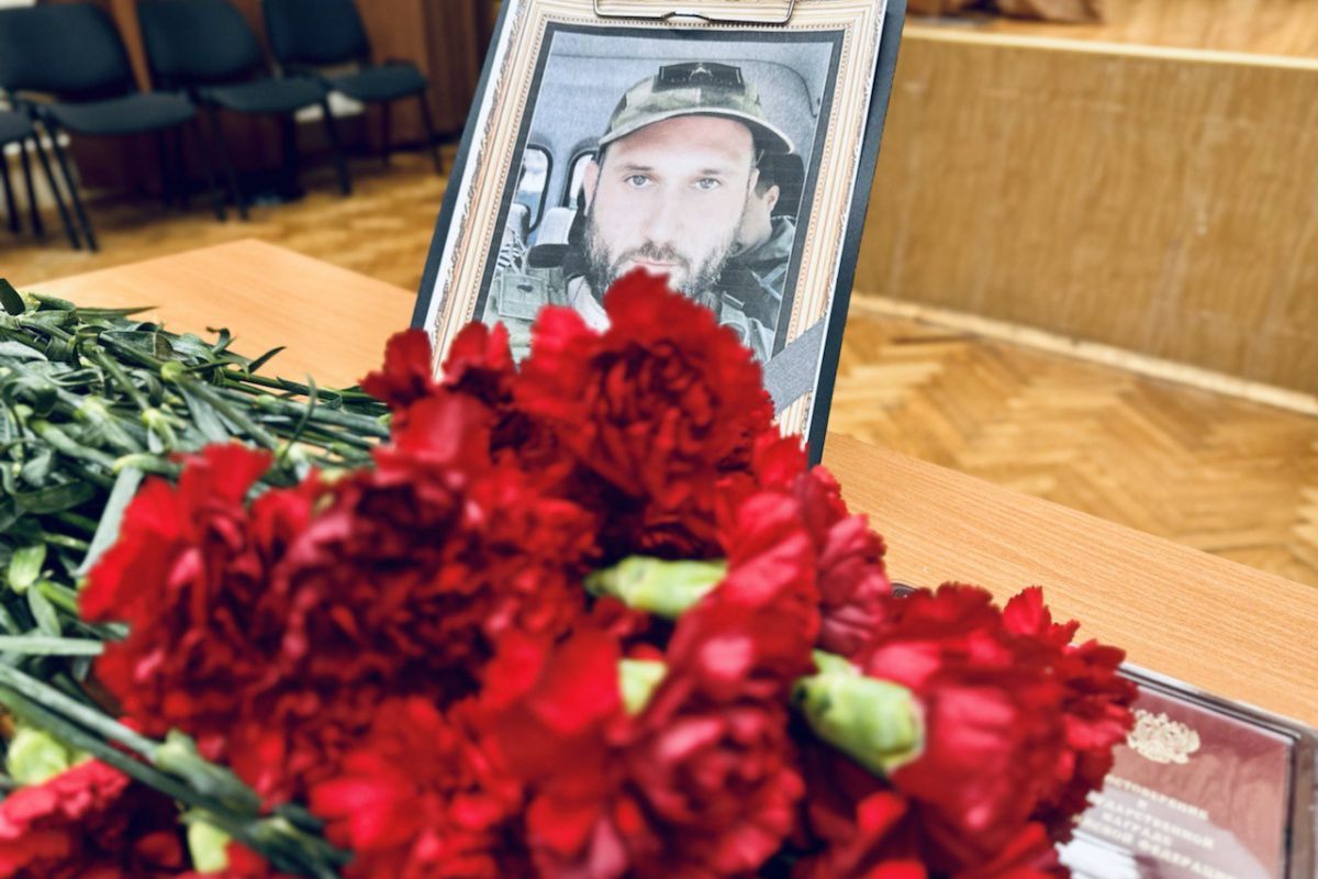 «Единая Россия» открыла в Москве Парту Героя в честь участника СВО