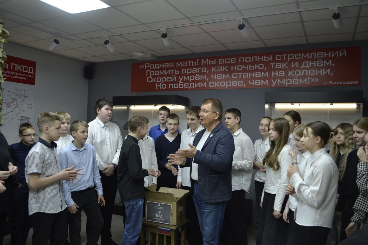 «Единая Россия» пополнила школьный музей в Пскове артефактами времён Великой Отечественно войны