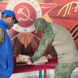 Участники СВО в Херсонской области во время акции «Единой России» «Ночь музеев» подарили в школьные музеи экспонаты