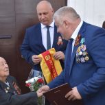 Глава города Троицк, член партии «Единая Россия» Дмитрий Гатов совместно с депутатами вручили ветеранам удостоверения «Почетного гражданина города»