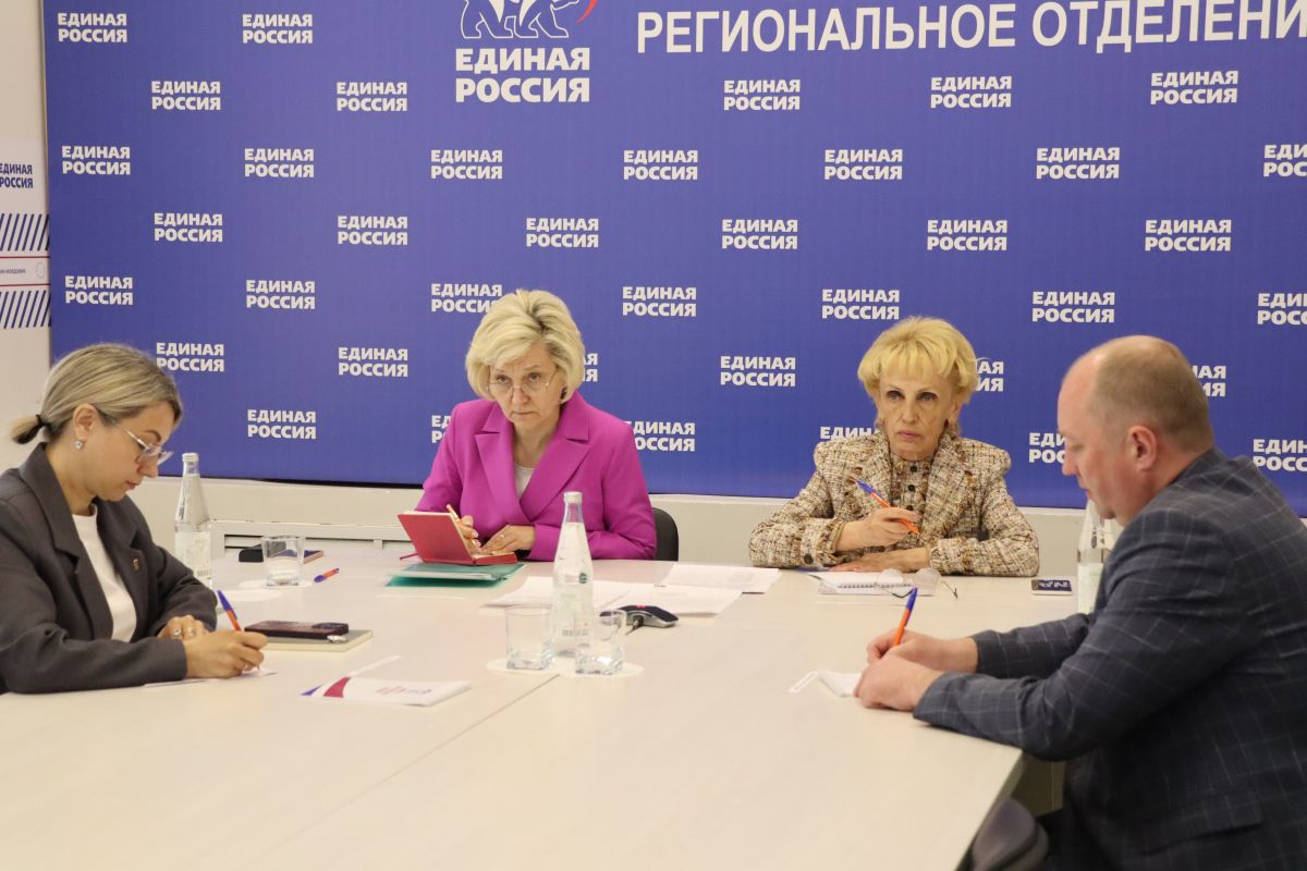 Заседание общественного совета партпроекта «Новая школа»: обсудили капремонт учебных заведений республики и вручили партийный билет