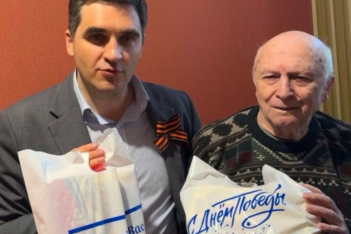 Депутат Александр Назаров поздравил ветерана ВОВ с 80-летием Победы