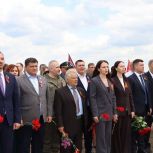 Делегация из Удмуртии приняла участие в зажжении Вечного огня в Лутугино ЛНР