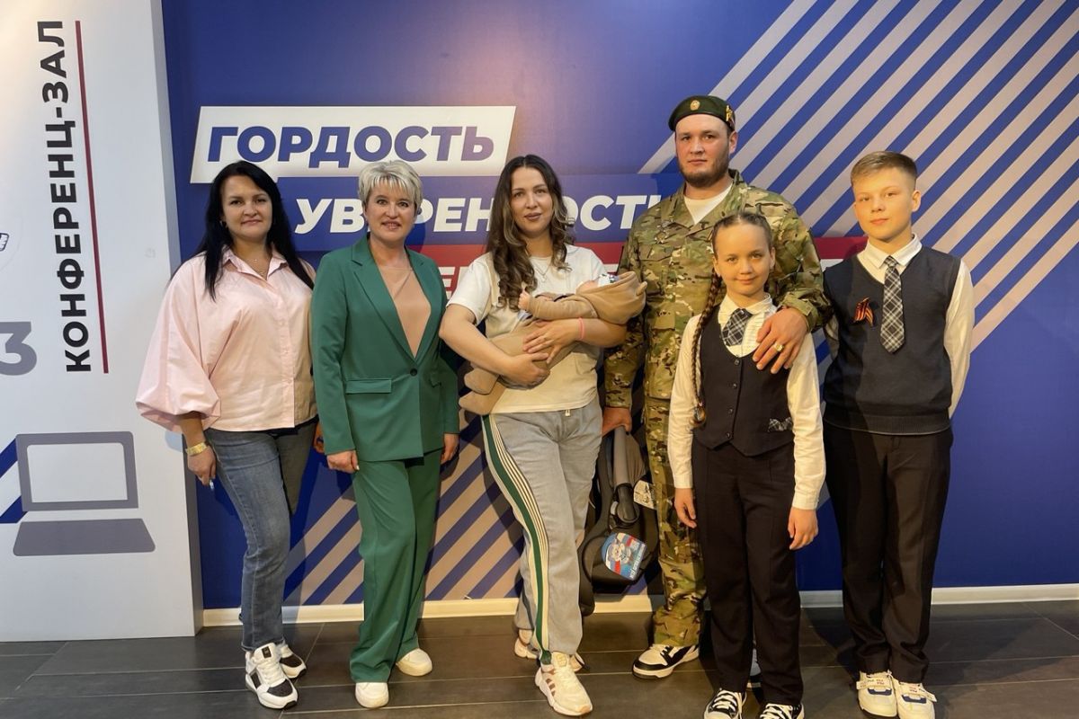 В Челябинске активисты «Женского движения Единой России» поздравили многодетного участника СВО с рождением сына