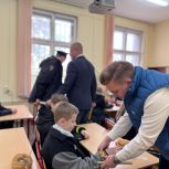 Единороссы провели в районе Перово серию акций «Маленький пешеход» для учащихся начальных классов