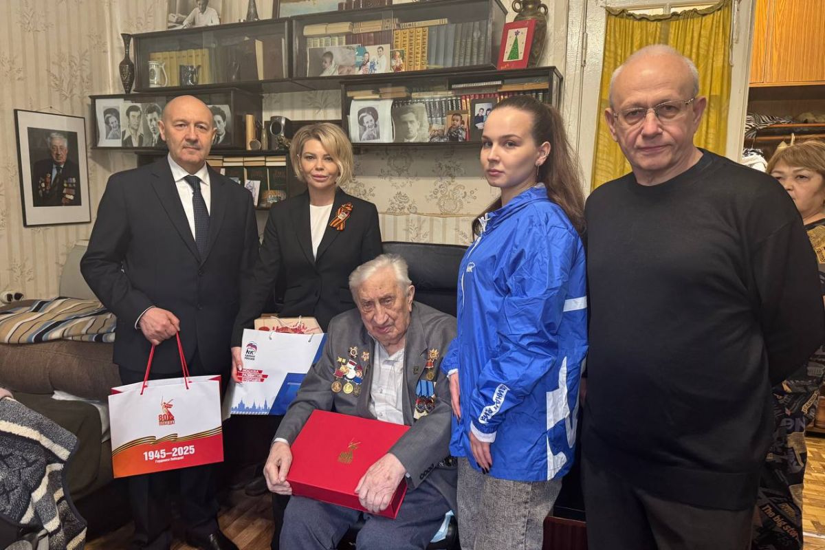 Наталия Мельяновская поздравила ветерана войны в Хамовниках с Днем Победы