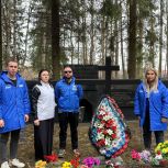 Активисты «Молодой Гвардии» провели субботник на мемориале в Песках
