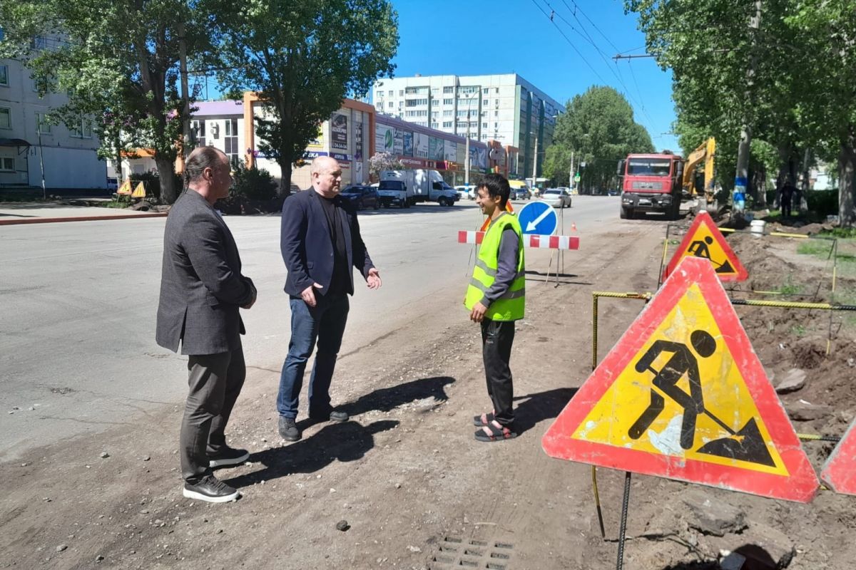 Партийный десант проконтролировал качество ремонта дороги по проспекту Генерала Тюленева