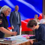 Дмитрий Рытов принял участие в церемонии вручения паспортов
