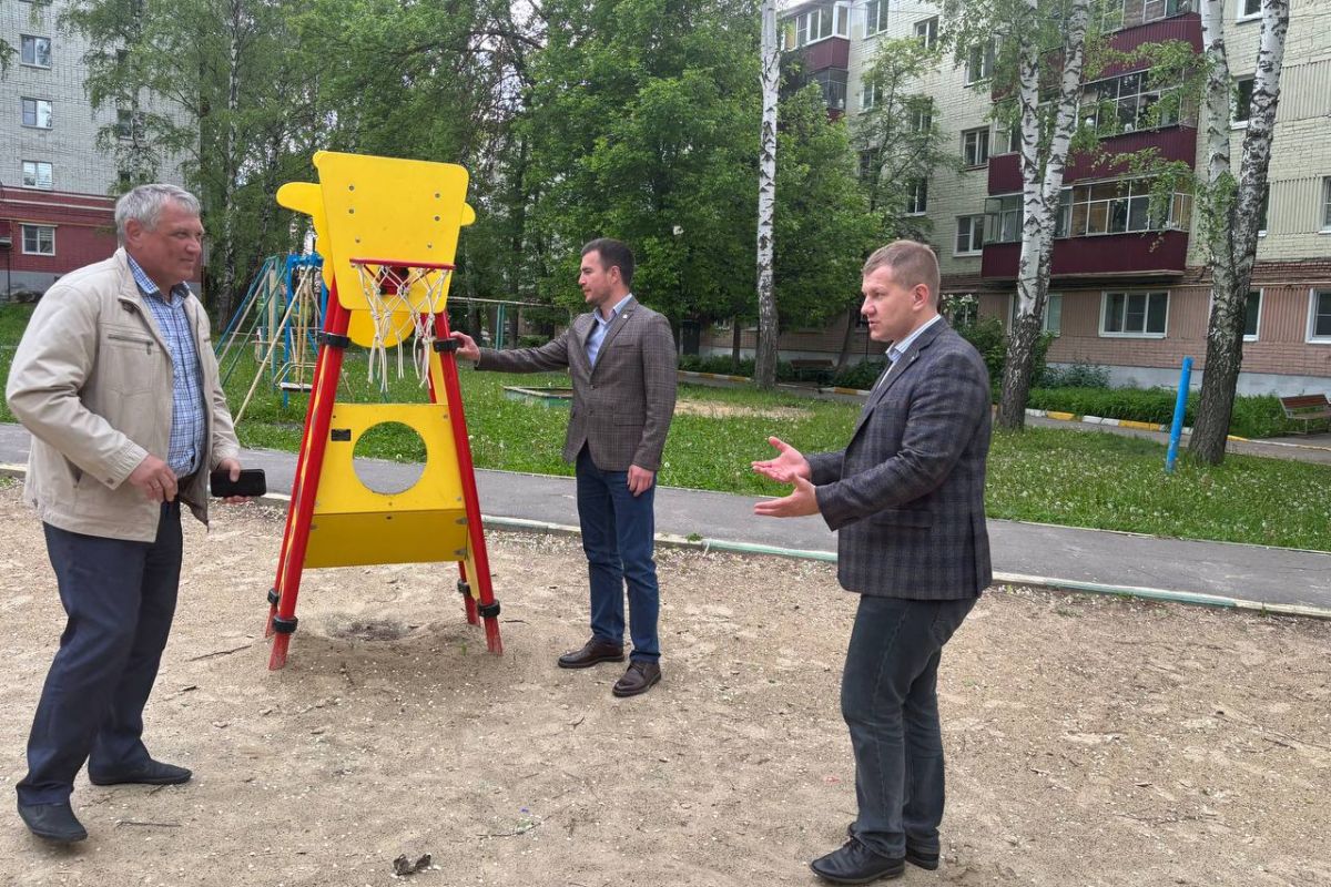 В Ленинском районе партдесант осмотрел состояние дворовых территорий и детских площадок