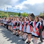 В образовательных учреждениях Усть-Катавского городского округа прошли торжества, посвящённые последним звонкам для выпускников 9-х и 11-х классов