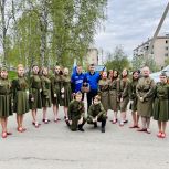 Эхо Победы объединяет поколения: В Пластовском городском округе прошла акция «Георгиевская лента» и концерт возле дома ветеранов