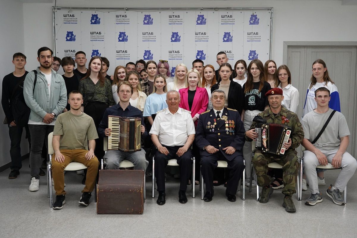 Баян для разведчика: встреча поколений прошла в штабе общественной поддержки «Единой России»