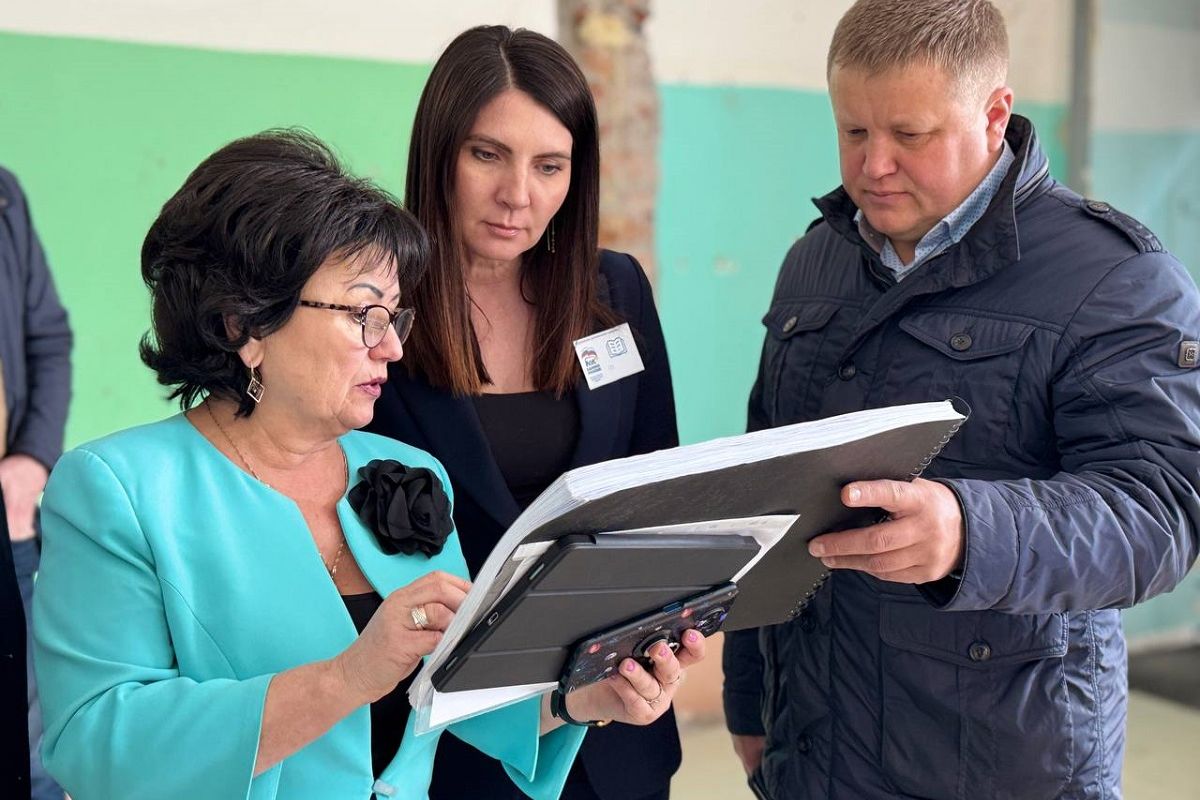 В Кировске мониторинговая группа оценила ход капитального ремонта школы