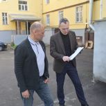 Рейд по отремонтированным в 2024 году дворам провели в Великих Луках