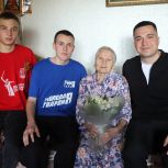 Представители волонтерского центра «Единой России» организовали адресные поздравления тружеников тыла