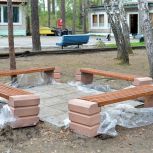 На улицах Озёрского городского округа, в рамках партийного проекта «Единой России» «Городская среда», появились новые скамьи и урны