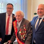 Снежинские единороссы поздравили Юрия Константиновича Соловьева с 80-летием Победы