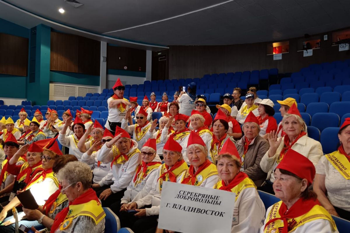 «Совсем не юные пионеры» собрались во Владивостоке: на Слёте волонтёров старшего поколения вспоминали пионерское детство и помогали фронту