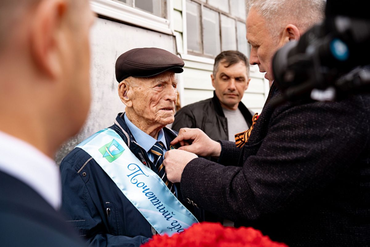 Участнику Великой Отечественной войны Николаю Гурьеву вручили знак «Почетный гражданин Приморского округа»