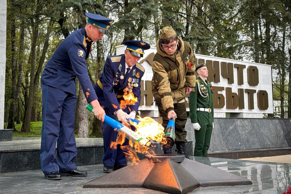После завершения ремонтных работ на мемориале, в Костроме состоялось торжественное зажжение Вечного огня