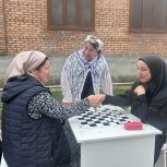 «Единая Россия» организовала праздничные акции в Гудермесе и Аргуне в преддверии Международного дня соседей