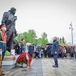 Рустам Минниханов на открытии памятника поэту-фронтовику Фатыху Кариму: Важно сохранить и передать память о наших предках, внесших вклад в Великую Победу