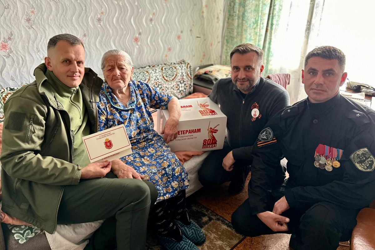 Депутаты от партии «Единая Россия» и участник СВО Александр Никитин поздравили с Днём Победы тульских ветеранов