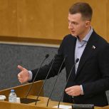 «Единая Россия» поддержала законопроект о размещении флага России на всех учреждениях молодёжной политики