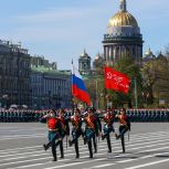 На Дворцовой площади прошёл парад Победы