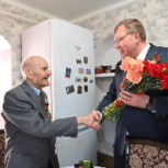 Александр Ищенко поздравил с Днем Победы 98-летнего ветерана Великой Отечественной войны из города Миллерово Прокофия Николаевича Арефьева